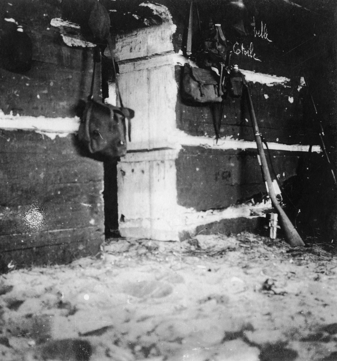 Egy német ásó belseje, I. világháború, c1914-c1918. alkotó: Nightingale and Co