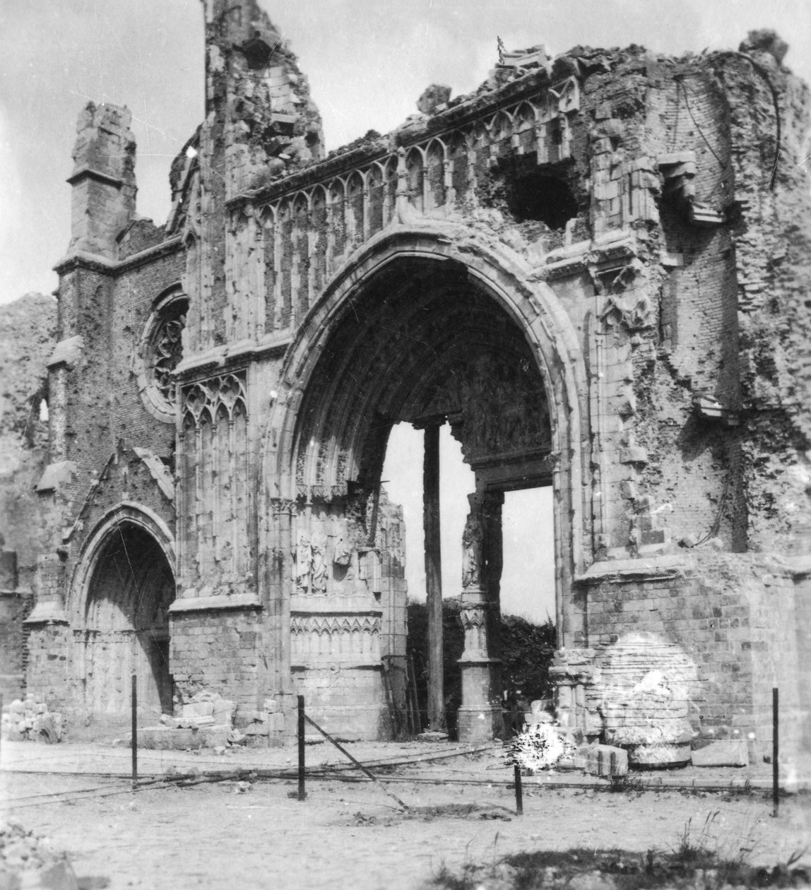 A katedrális romjai, Ypres, Belgium, I. világháború, c1914-c1918 alkotó: Nightingale and Co