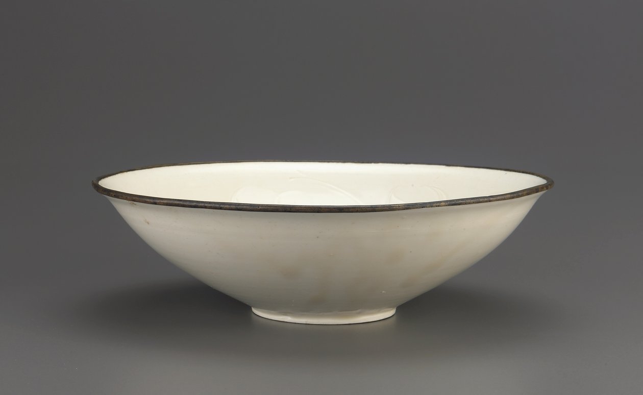 Ding edénytál bekarcolt lótusz díszítéssel, Hebei tartomány, 11. század eleje 12. század (kerámia) alkotó: Northern Song Dynasty Chinese School