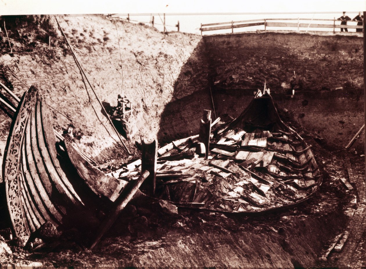 A Norvégiában felfedezett 9. századi Oseberg viking hosszúhajó ásatása, 1904 alkotó: Norwegian Photographer