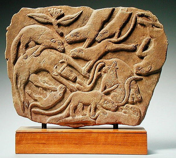 Tehenet döntögető kutyákat ábrázoló dombormű, 4-5. század (homokkő) alkotó: Nubian Nubian