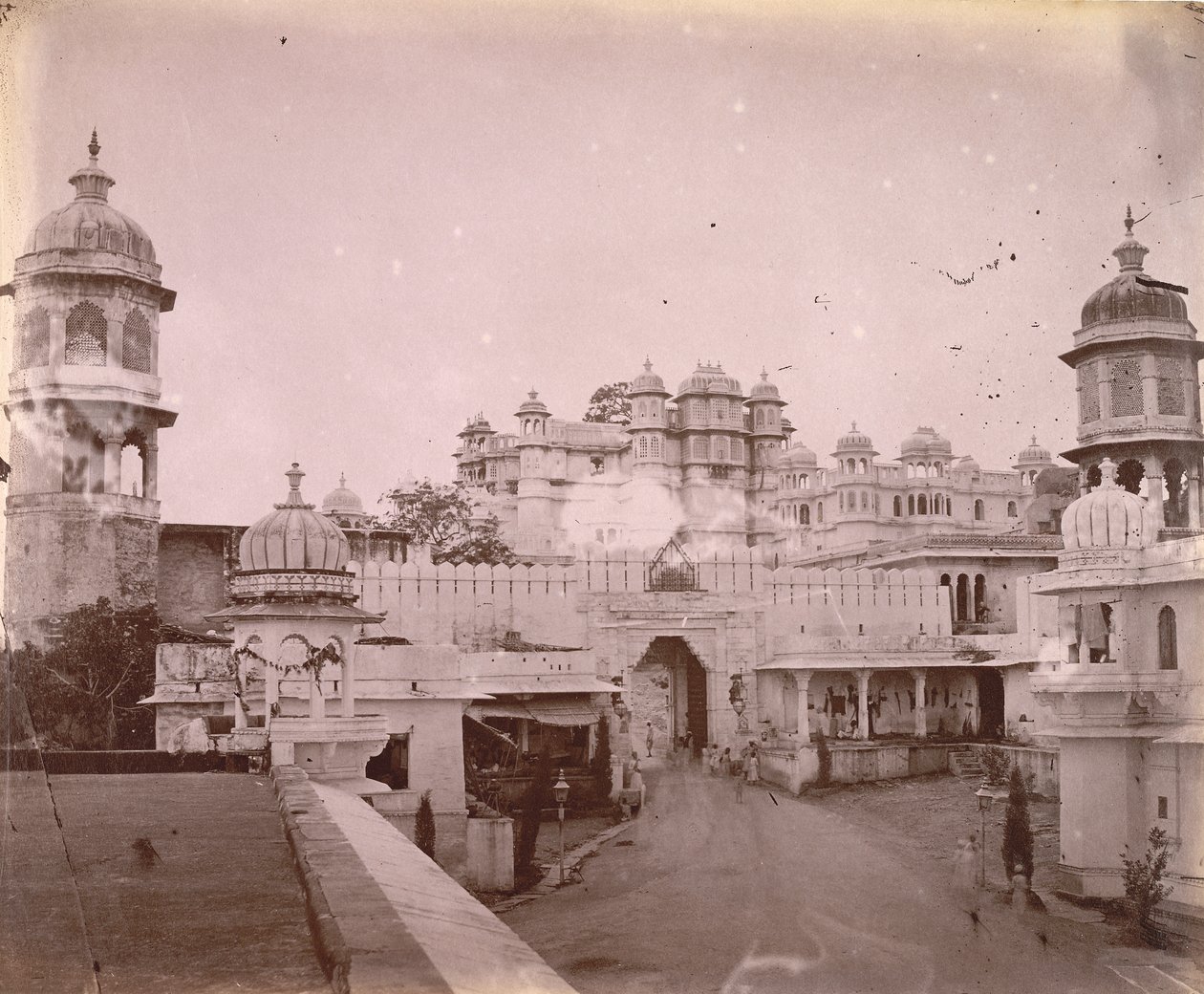 View of the City Palace, with entrance gateway in the foreground, Udaipur alkotó: O.S. Baudesson