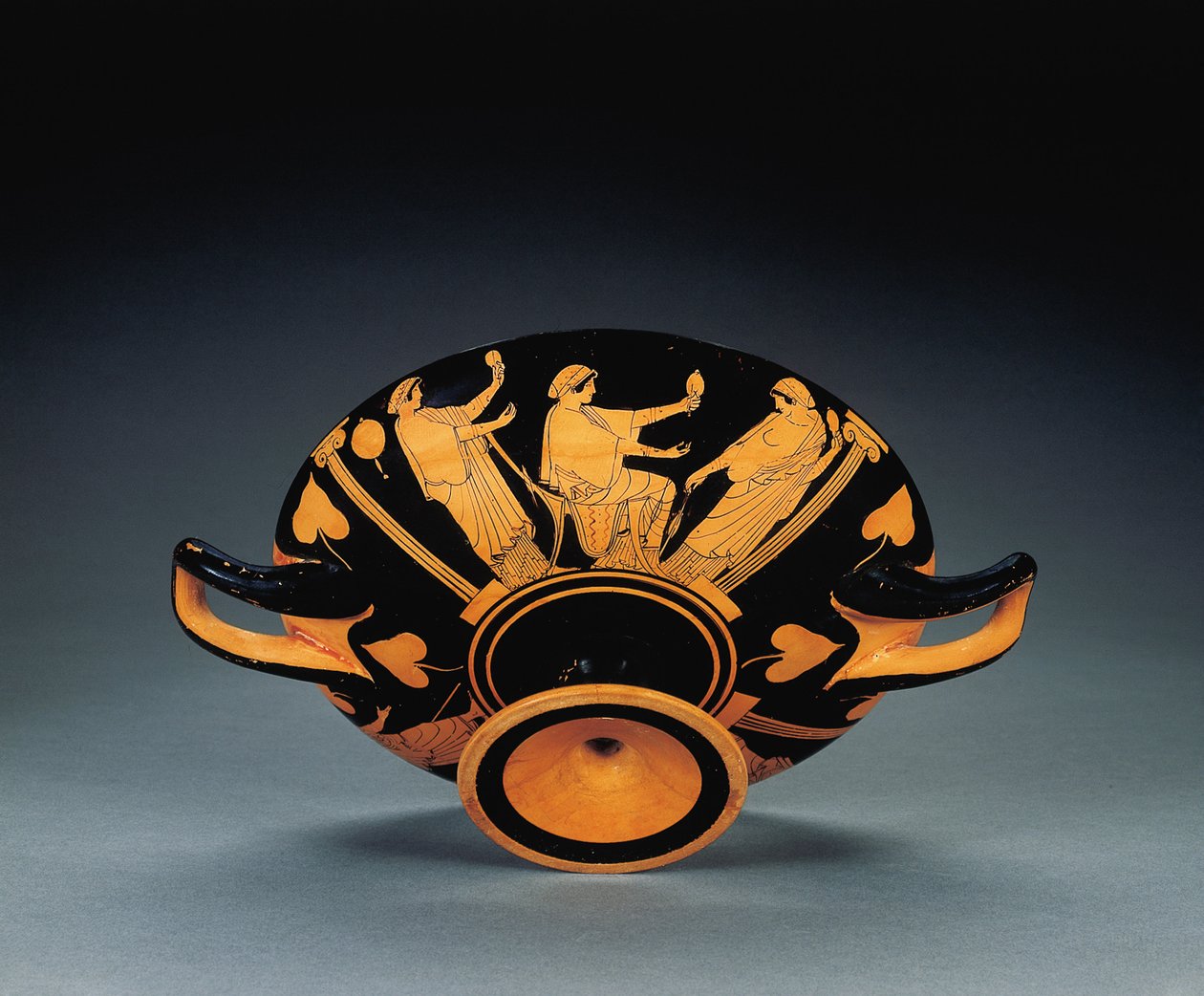 Tetőtéri vörös alakos kylix, ie 470 körül (terrakotta) (lásd még: 2636771-2) alkotó: Oedipus Painter (attr. to)