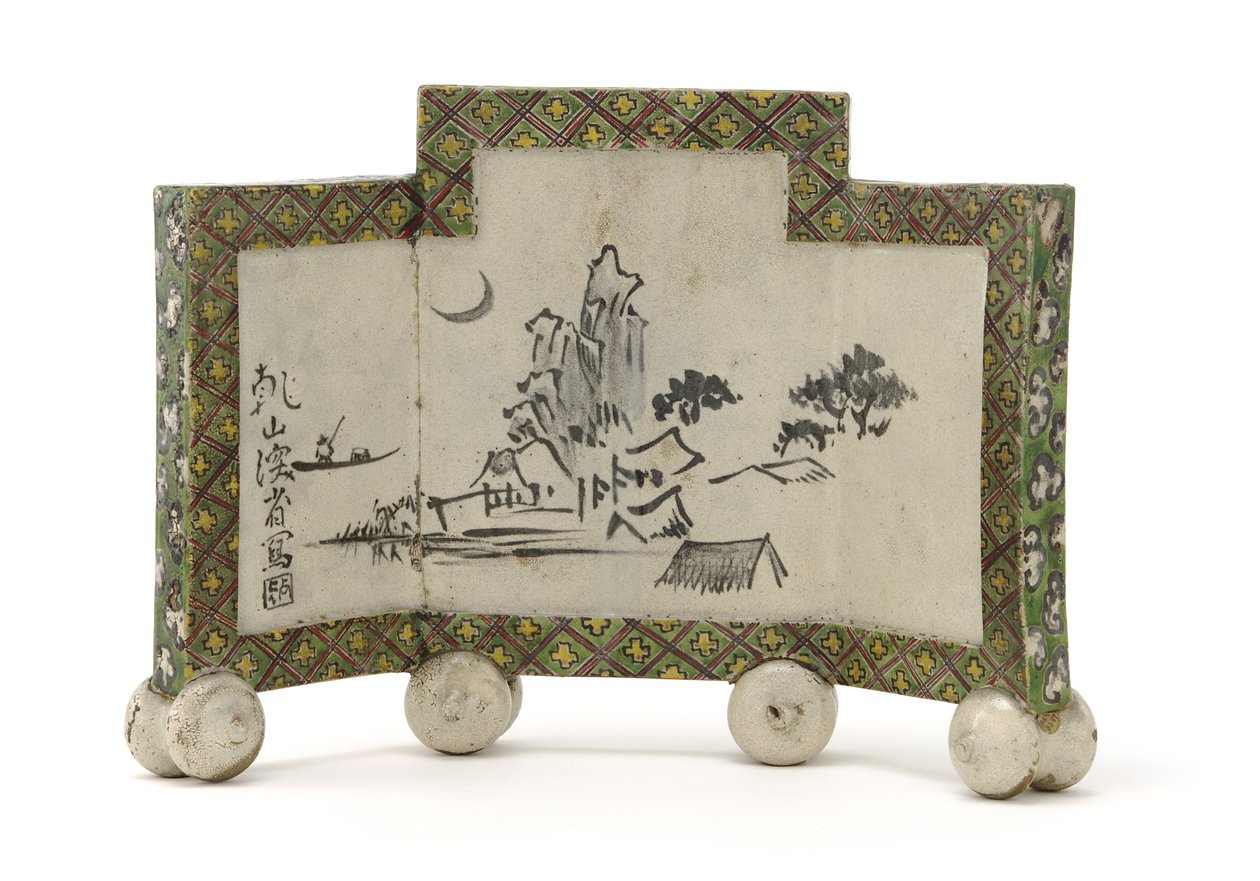 Kenzan stílusú íróasztal paraván hegyi visszavonulási dizájnnal, Inkstone paraván (kenbyo), 19. század vége (buff clay, vas pigment, zománcok átlátszó ólommáz alatt) alkotó: Ogata (style of) Kenzan