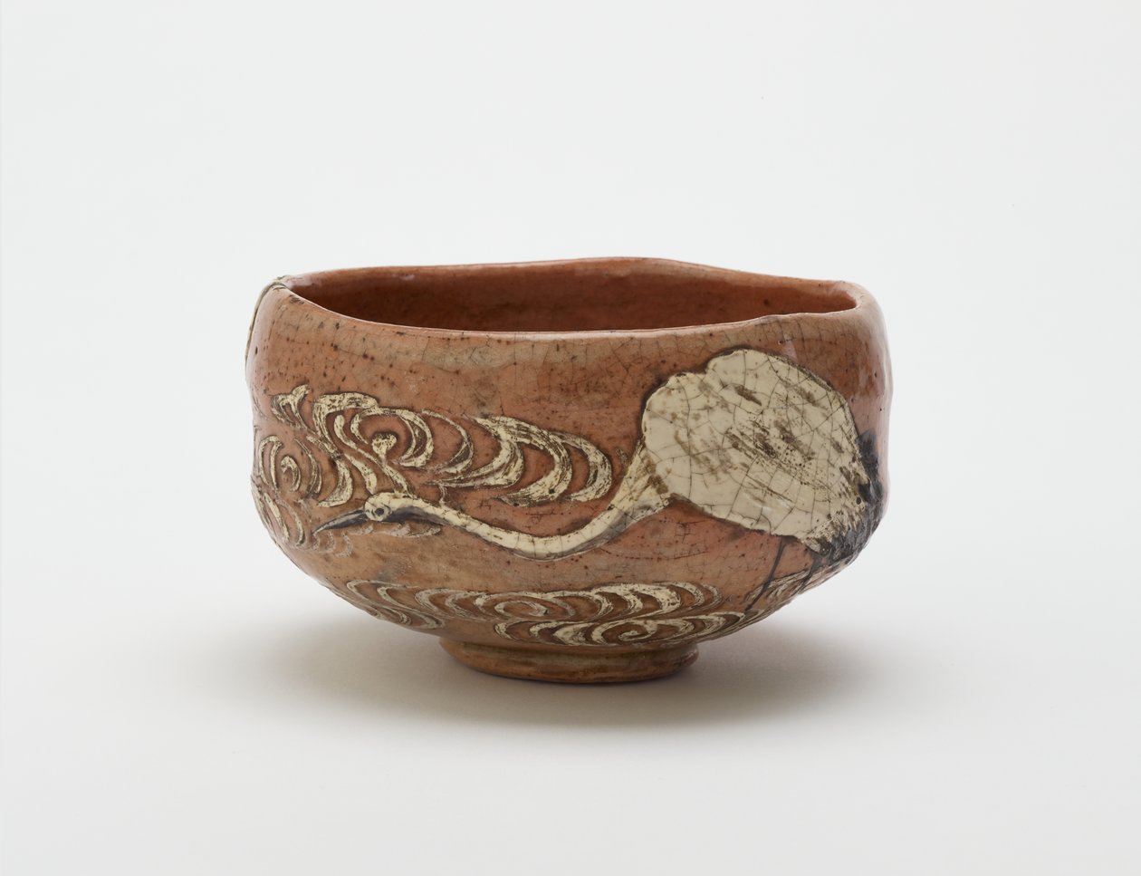 Kenzan stílusú teástál daruval és folyóvízzel, 19. század vége (vörös agyag, fehér csúszás, vas pigment átlátszó ólommáz alatt) alkotó: Ogata (style of) Kenzan