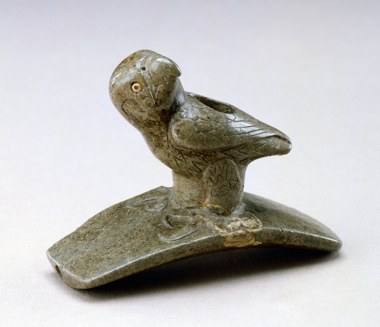 Sólyom képmás pipa, Kr.e. 200- Kr.u. 100 (pipakő és folyami gyöngy) alkotó: Ohio Hopewell culture
