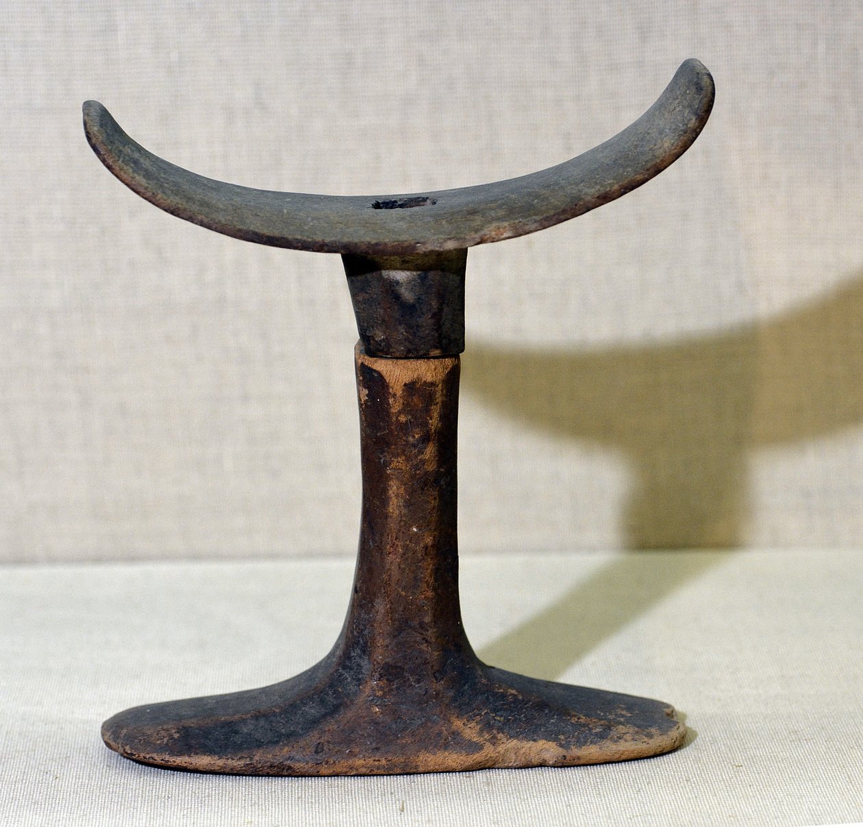 Fejtámla, ie 2500-2100 körül alkotó: Old Kingdom Egyptian