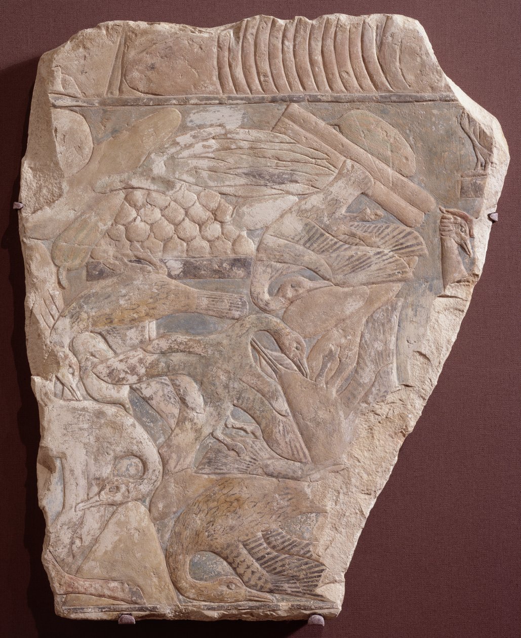 Az elhunytakért való felajánlásokat bemutató dombormű, ie 2450/2290 (festett mészkő) alkotó: Old Kingdom Egyptian