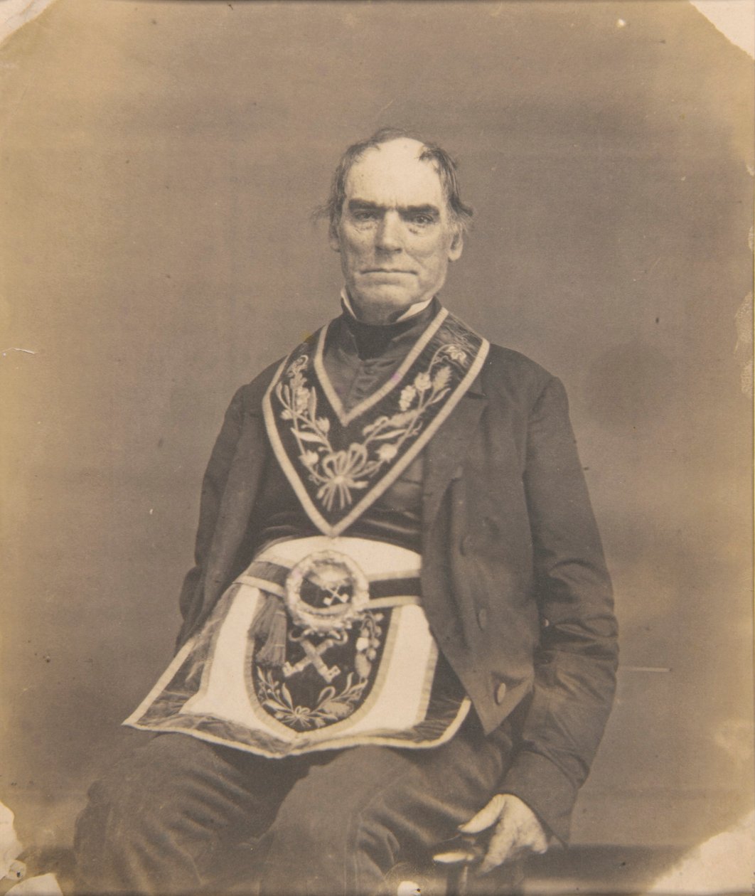 Egy szabadkőműves öltözetű férfi portréja alkotó: Oliver H. Willard
