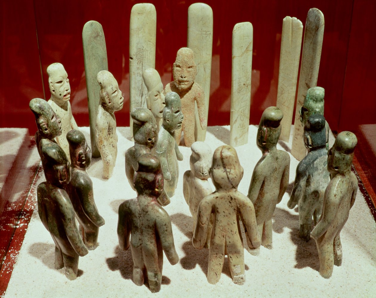 Tizenhat férfialak felajánlása, La Venta, Tabasco, Pre-klasszikus időszak, Kr.e. 9. századtól Kr. u. 1. századig (jáde) alkotó: Olmec