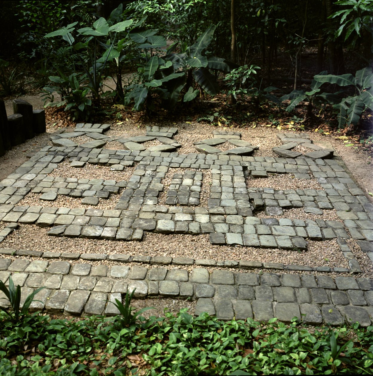 Jaguár stilizált száját ábrázoló járda, Pre-klasszikus időszak (kőmozaik) alkotó: Olmec