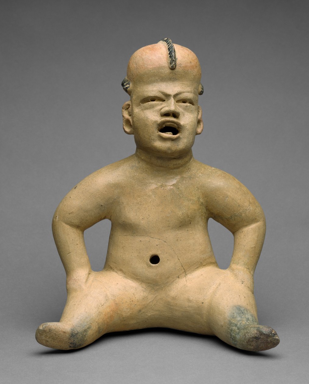 Ülő figura, (kerámia bikróm festéssel és fekete szurokkal) alkotó: Olmec