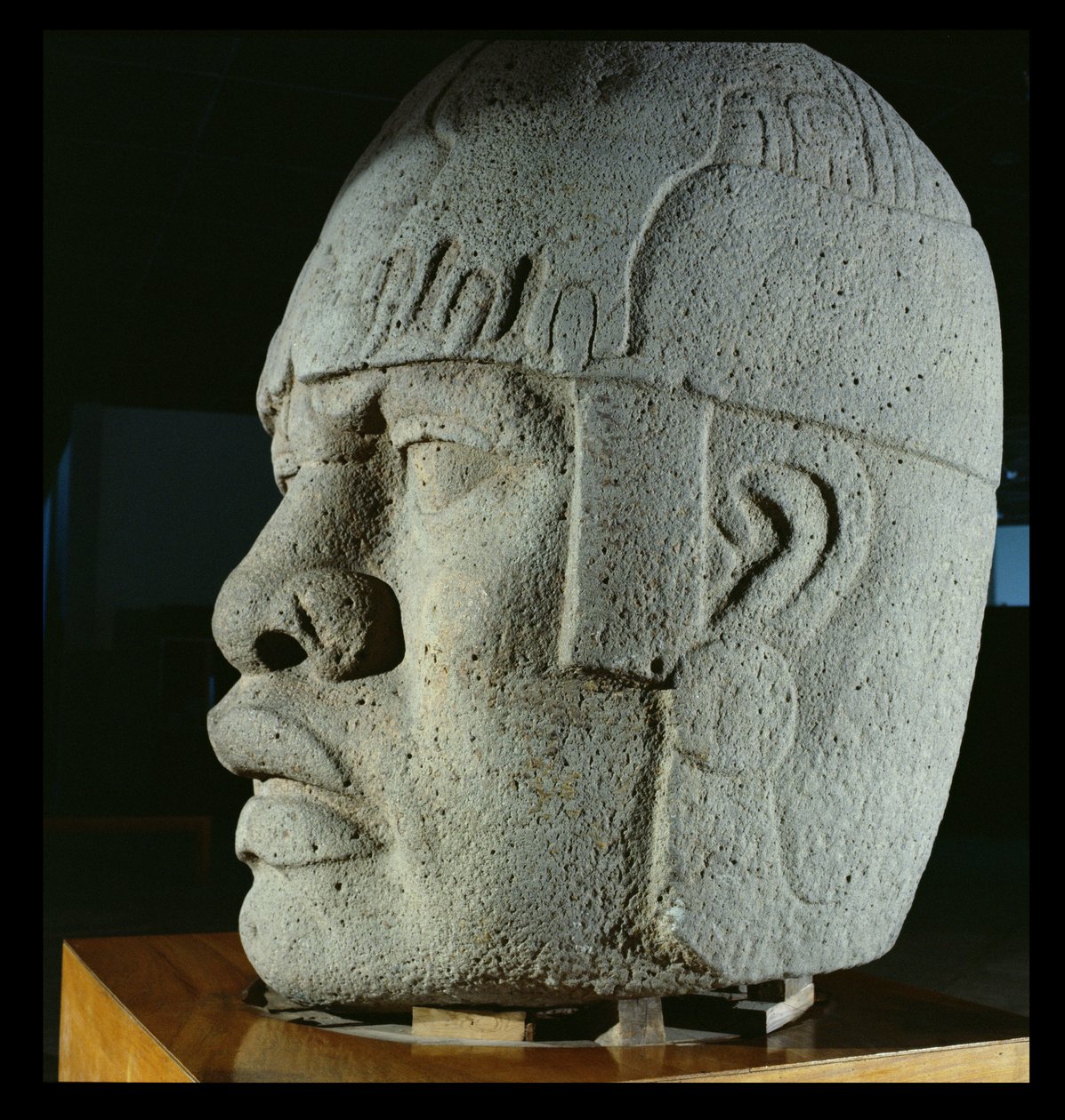 4. kolosszális fej San Lorenzóból, Veracruz, Mexikó, preklasszikus (bazalt) alkotó: Olmec