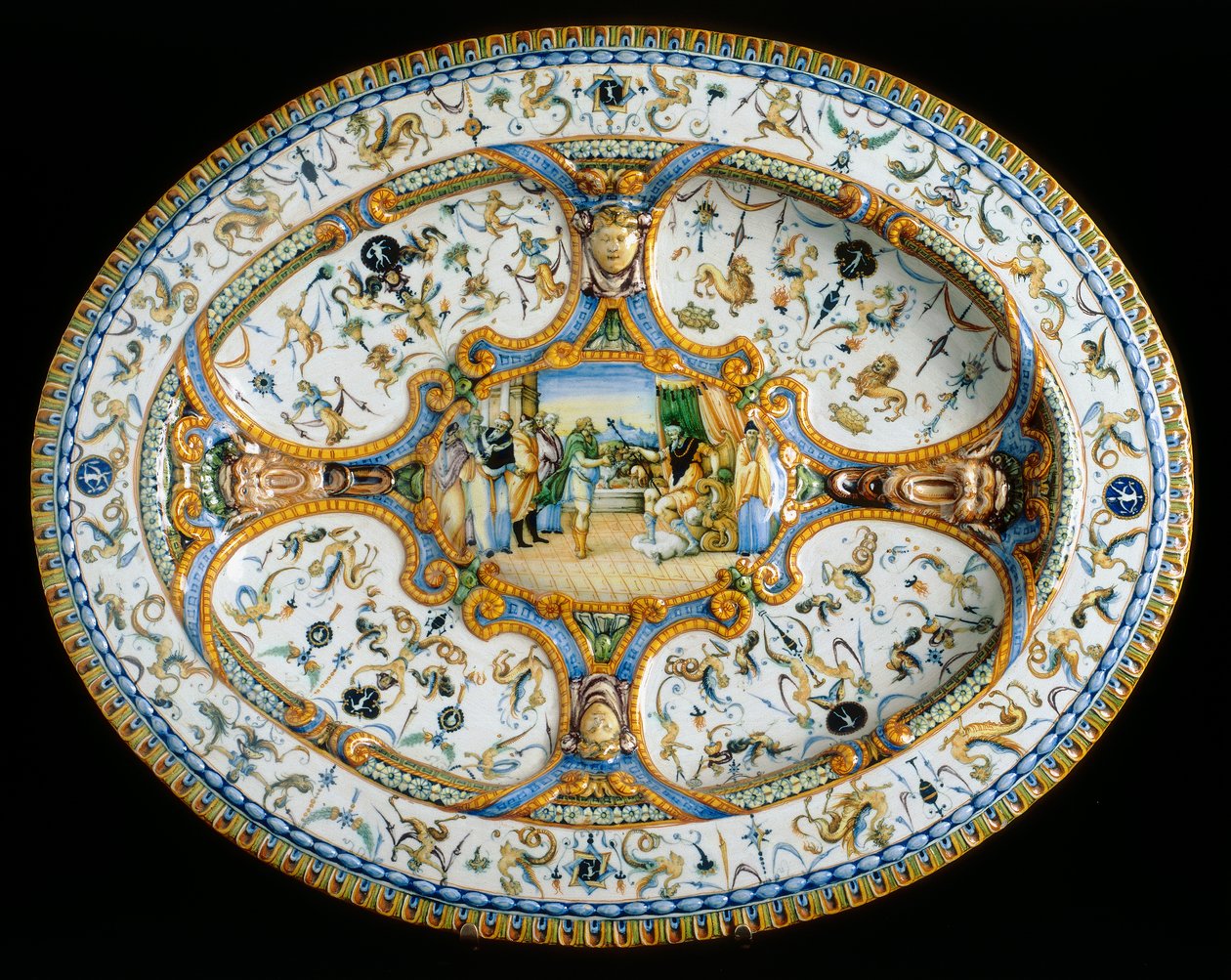 Tálca groteszkekkel a firenzei Museo Nazionale del Bargelloban megőrzött Orazio Fontana műhelyből alkotó: Orazio (workshop of) Fontana