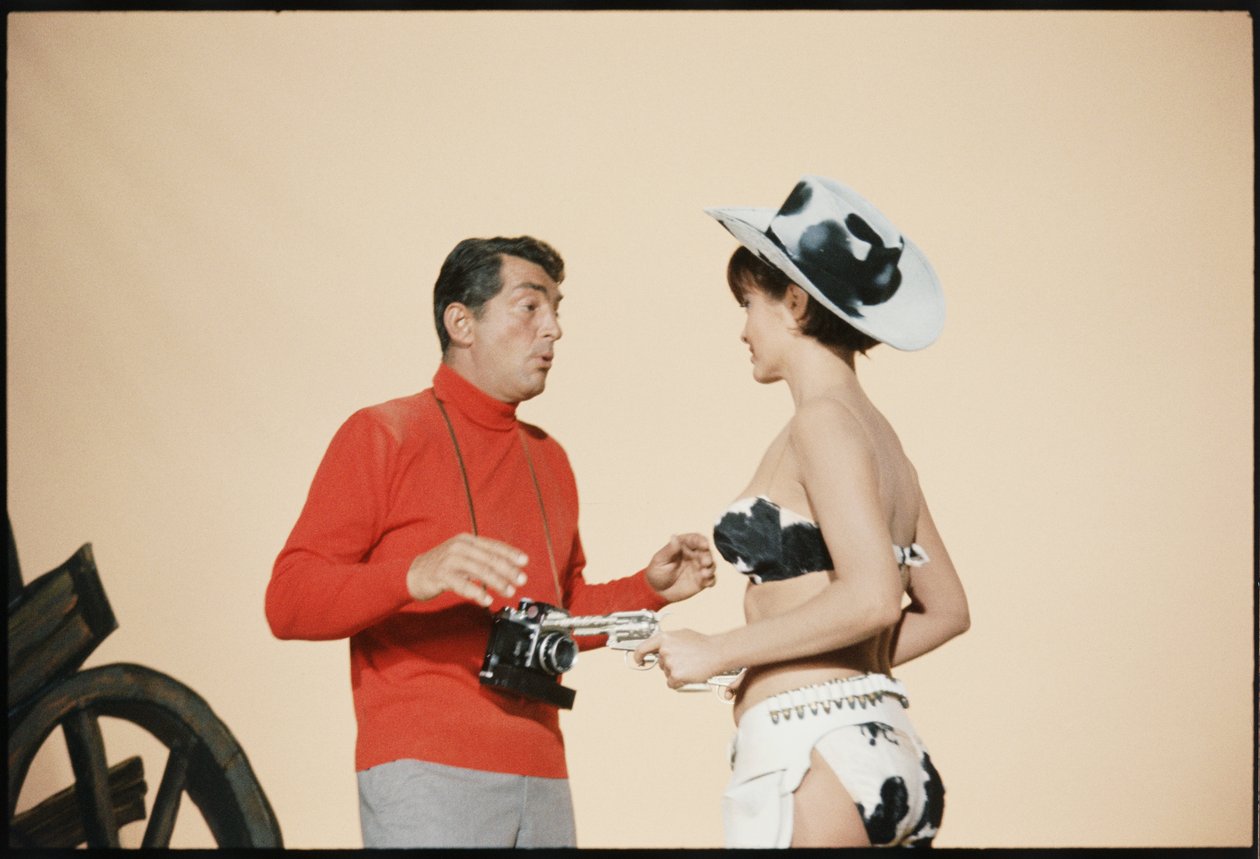 Dean Martin mint Matt Helm a The Silencers forgatáson alkotó: Orlando Suero