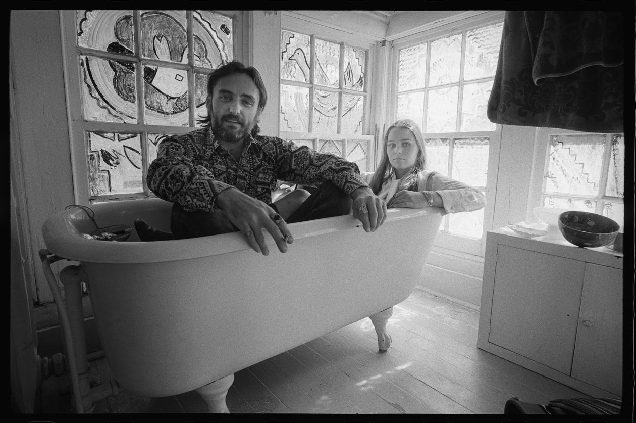 Dennis Hopper és felesége, Michelle Phillips egy fürdőkádban Új-Mexikóban alkotó: Orlando Suero