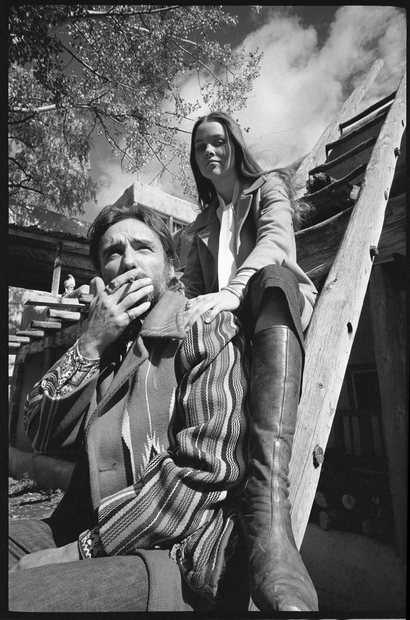 Dennis Hopper és felesége, Michelle Phillips egy létrán Új-Mexikóban alkotó: Orlando Suero