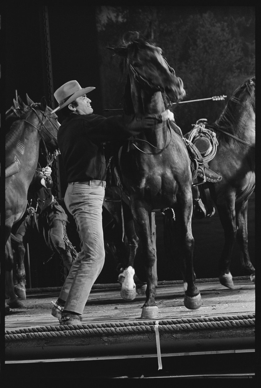 Gregory Peck lóval a Mackenna aranya forgatásán alkotó: Orlando Suero