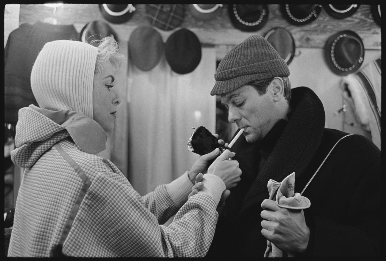 Janet Leigh és Tony Curtis a téli olimpián, Squaw Valley, Kalifornia alkotó: Orlando Suero