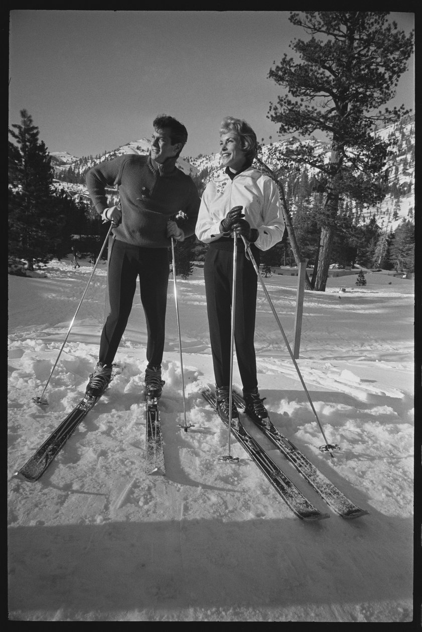 Janet Leigh és Tony Curtis sílécen a téli olimpián, Squaw Valley, Kalifornia alkotó: Orlando Suero