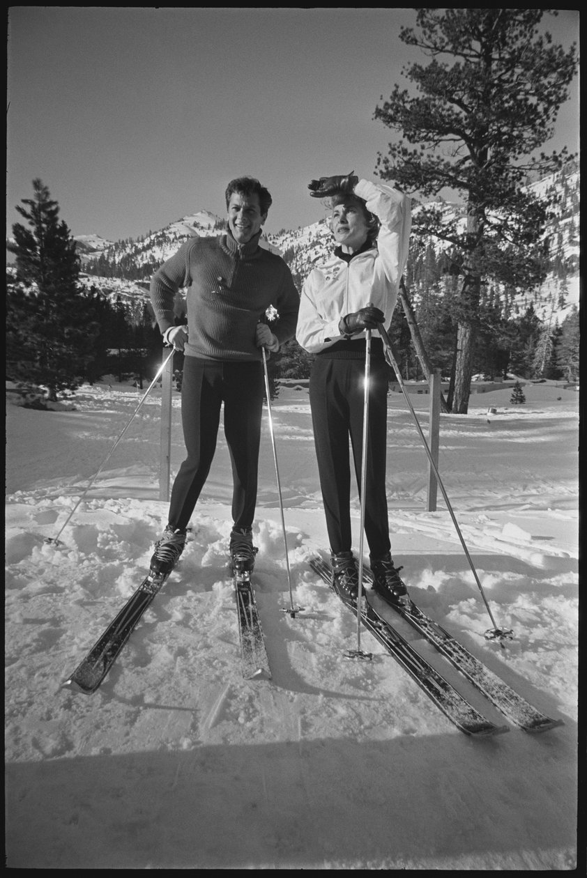 Janet Leigh és Tony Curtis sílécen a téli olimpián, Squaw Valley, Kalifornia alkotó: Orlando Suero