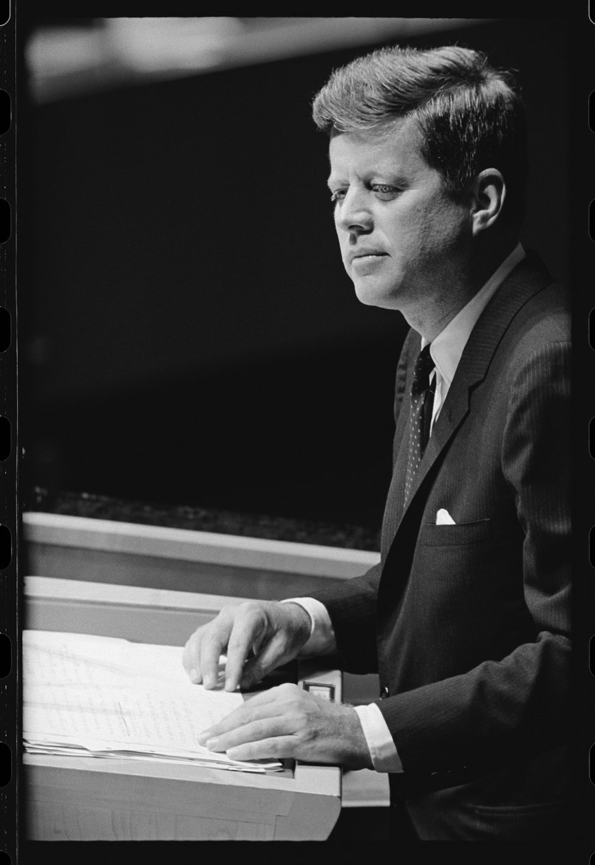 John F. Kennedy beszédet mond az ENSZ-hez alkotó: Orlando Suero