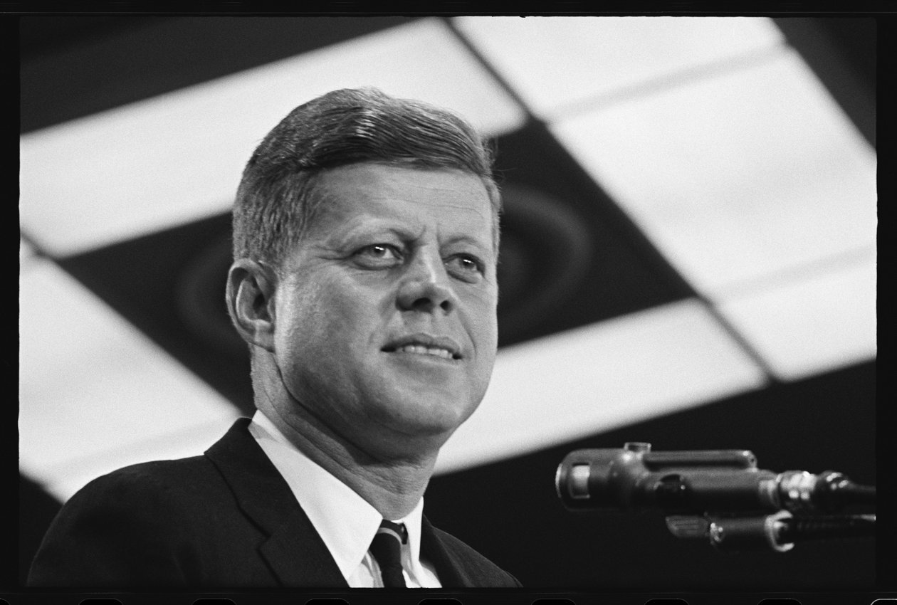 John F. Kennedy beszédet mond alkotó: Orlando Suero