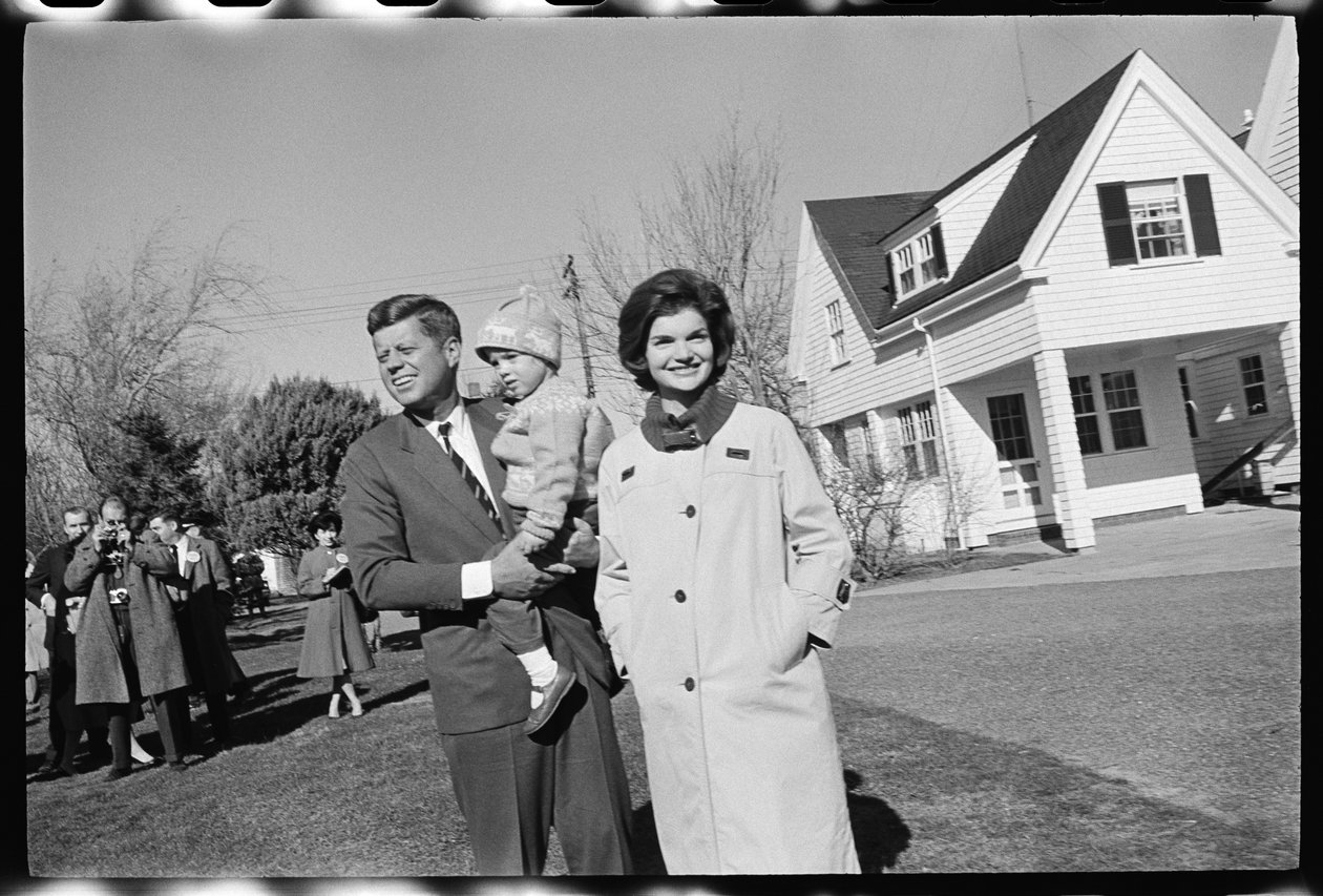 John F. Kennedy Jackie Kennedyvel és lányával, Caroline-nal alkotó: Orlando Suero