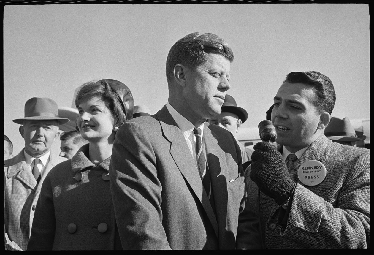 John F. Kennedy riporterrel és Jackie Kennedyvel a választások alatt alkotó: Orlando Suero