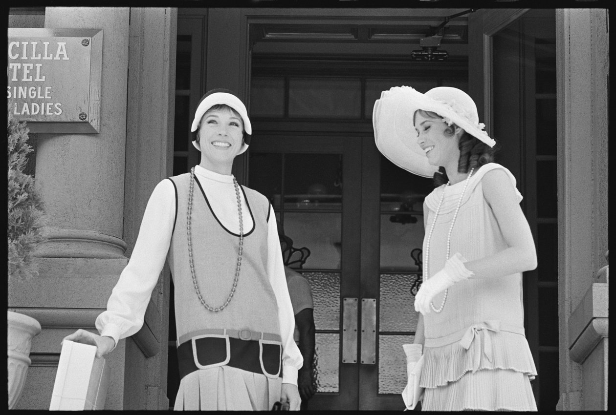 Julie Andrews és Mary Tyler Moore a „Thoroughly Modern Millie” forgatásán alkotó: Orlando Suero