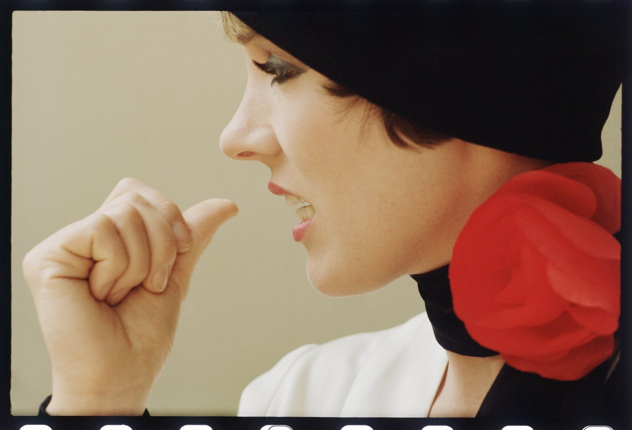 Julie Andrews a „Thoroughly Modern Millie” forgatásán alkotó: Orlando Suero