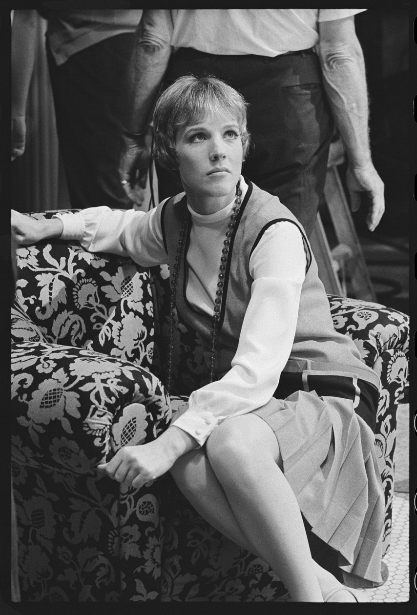 Julie Andrews a „Thoroughly Modern Millie” forgatásán alkotó: Orlando Suero