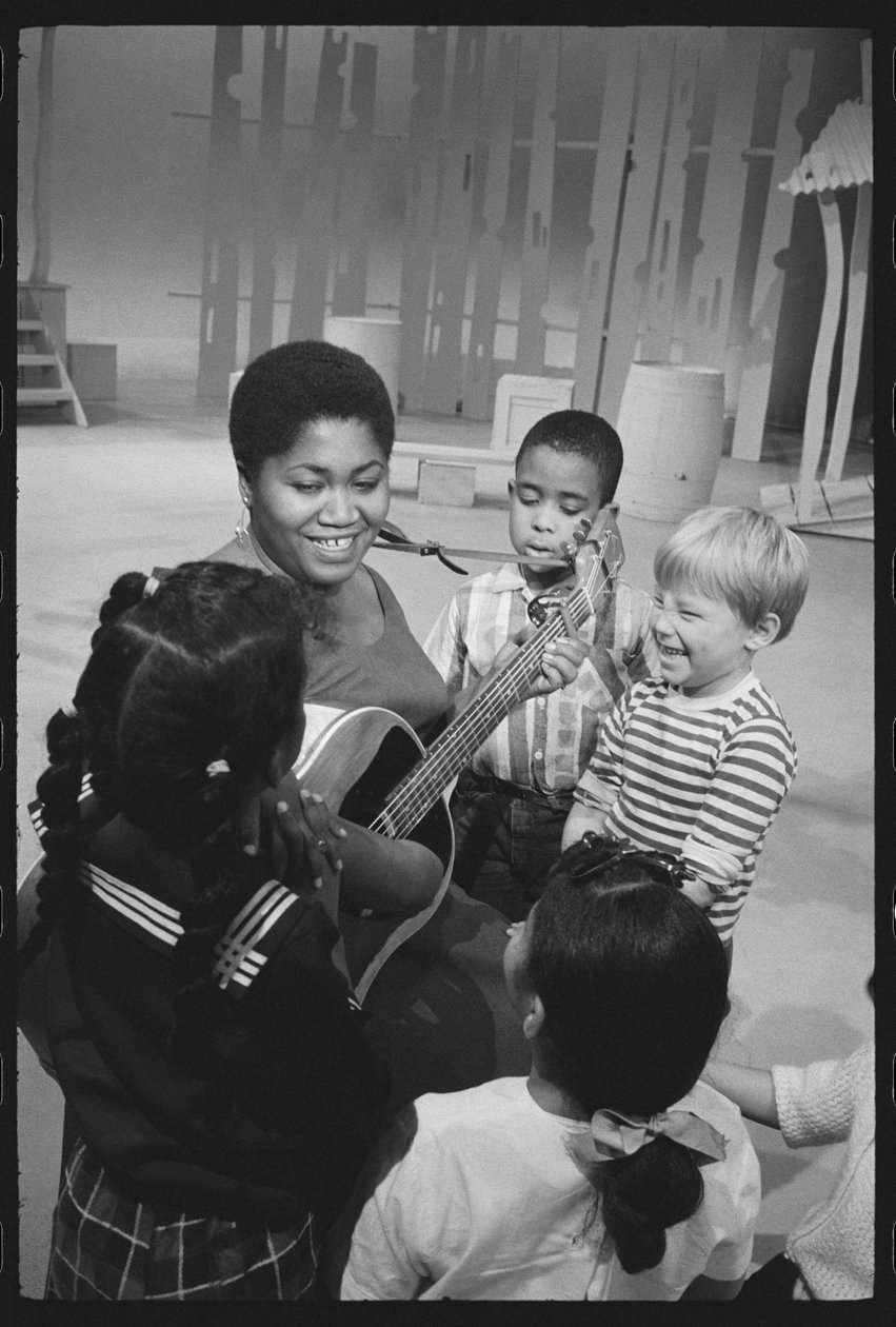Odetta énekel gyerekeknek egy tévéműsor forgatásán alkotó: Orlando Suero