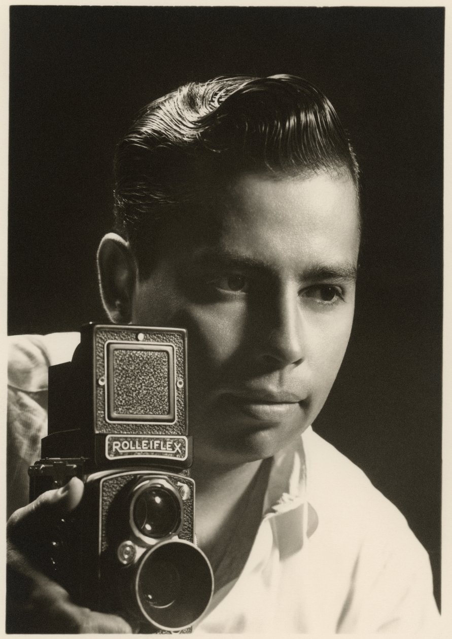 Orlando Suero portré Rolleiflex fényképezőgéppel, 1954 körül (f/w fotó) alkotó: Orlando Suero