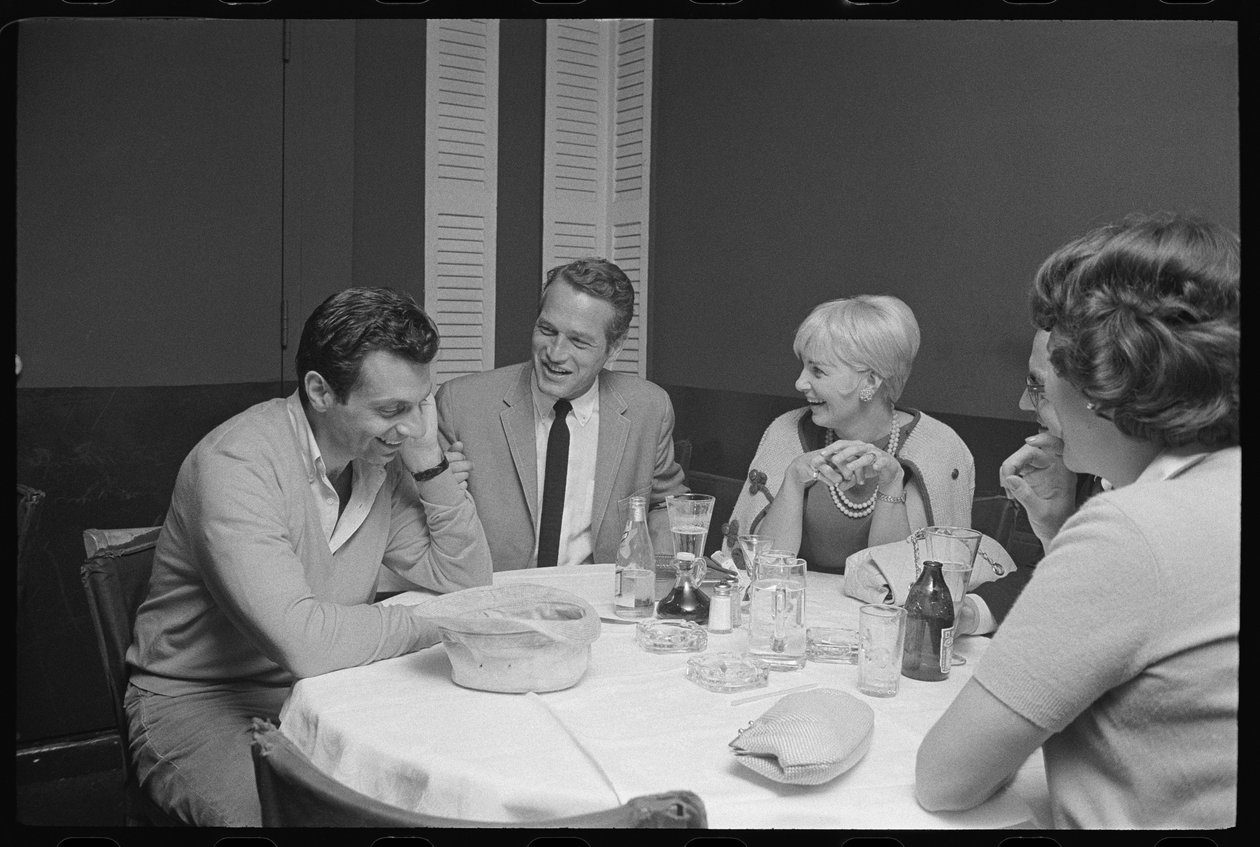 Paul Newman, Mort Sahl és Joanne Woodward viccel a vacsorán alkotó: Orlando Suero