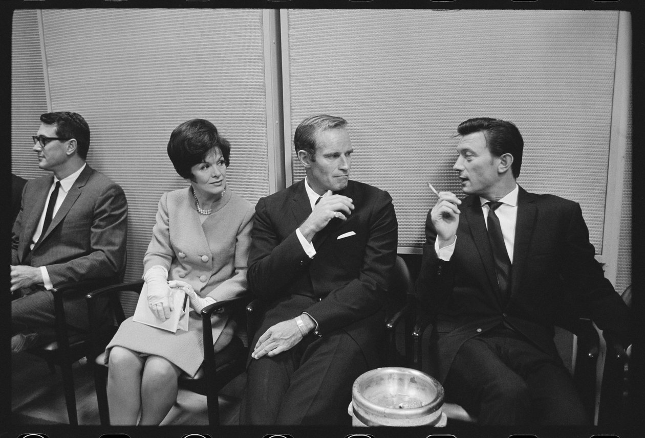 Rock Hudson, Charlton Heston, Laurence Harvey arra vár, hogy találkozhasson Margaret hercegnővel alkotó: Orlando Suero