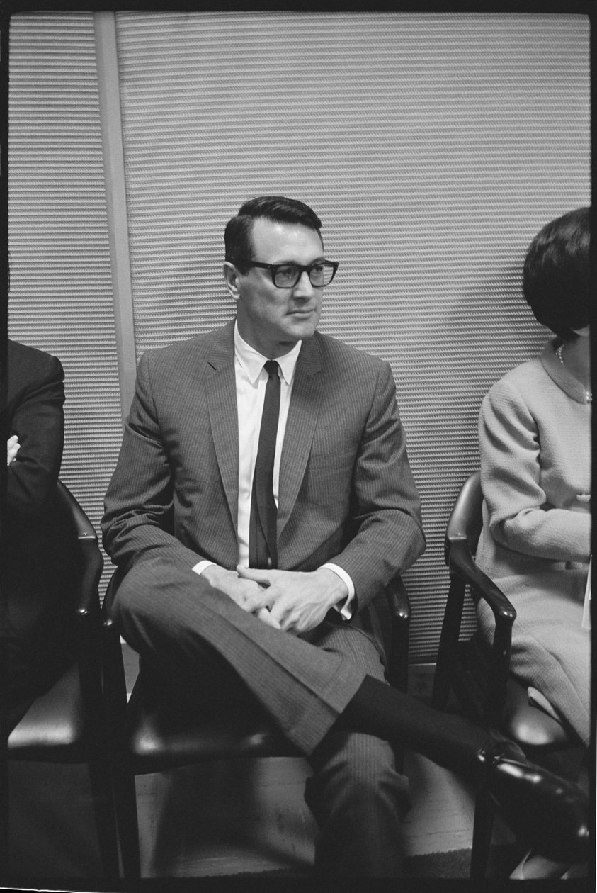 Rock Hudson arra vár, hogy találkozzon Margaret hercegnővel alkotó: Orlando Suero