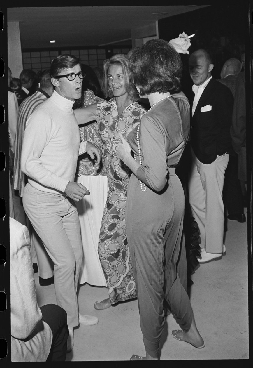 Roddy McDowall, Lauren Bacall és Shirley MacLaine egy malibui házibulin alkotó: Orlando Suero