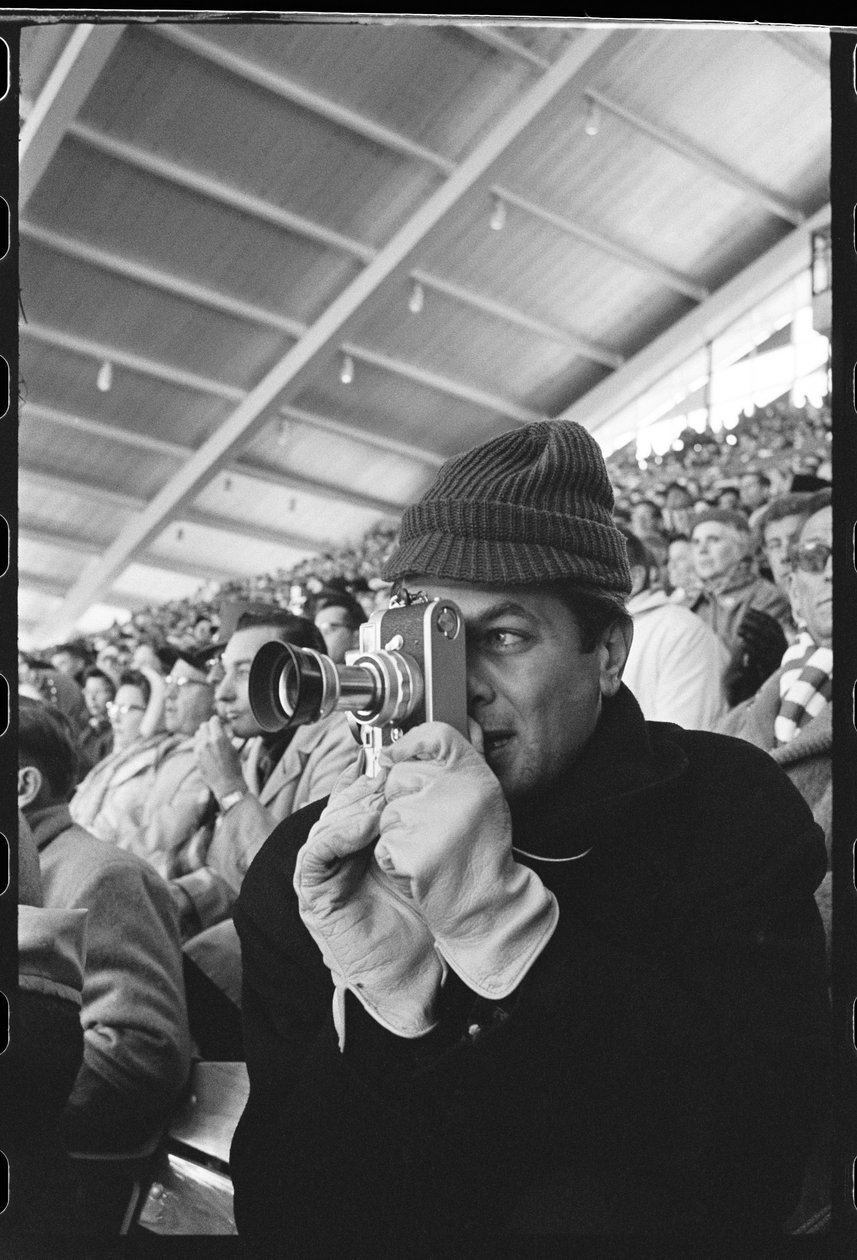 Tony Curtis Leica kamerával a téli olimpián, Squaw Valley, Kalifornia alkotó: Orlando Suero