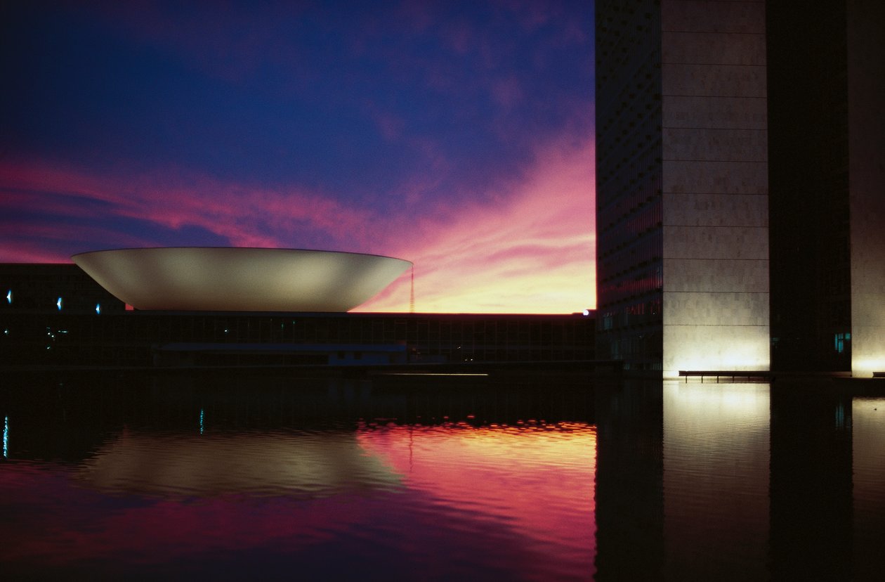 A Három Hatalom tér és a Nemzeti Kongresszus (Congresso Nacional) naplementekor alkotó: Oscar Niemeyer