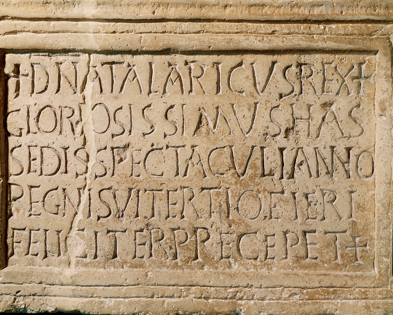 Barbár civilizáció: Osztrogot Athalaric király (i.sz. 516-534) uralkodásának idejéből származó felirat, amely a Ticinumban (a mai Pavia) egy színház létezéséről tanúskodik. 6. század. Musei Civici, Sezione Archeologia, Pavia, Olaszország alkotó: Ostrogothic Ostrogothic