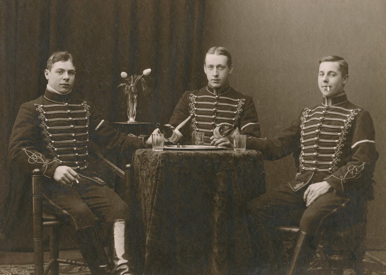 Három fiatal egyenruhás lovas, Malmö, Svédország, 1920-as évek alkotó: Otto Ohm
