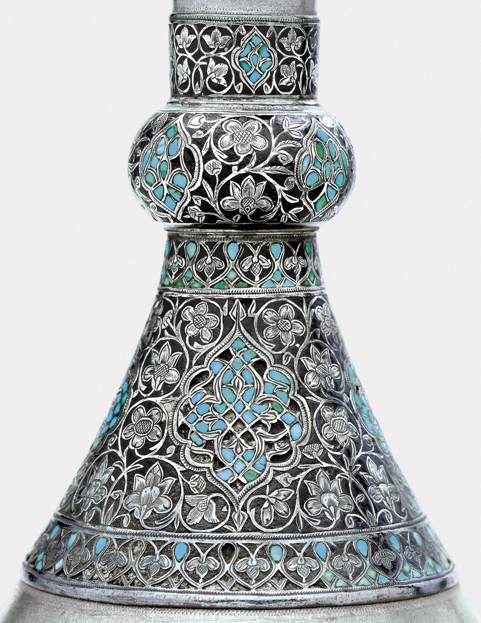 Részlet egy oszmán türkiz betétes ezüstre szerelt cinkpalackról (türkiz, cink, ezüst) alkotó: Ottoman School