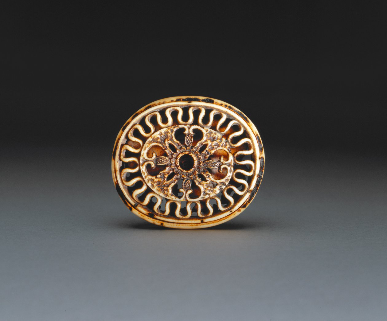 Netsuke alap, 1860-70 körüli (szarvas-antler) (lásd 205916) alkotó: Ozaki Kokusai