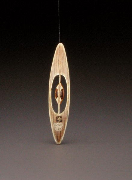 Netsuke egy szövősiklót ábrázol, Kokusai pecsétjével, 1860 körül (195497 hátoldala) alkotó: Ozaki Kokusai