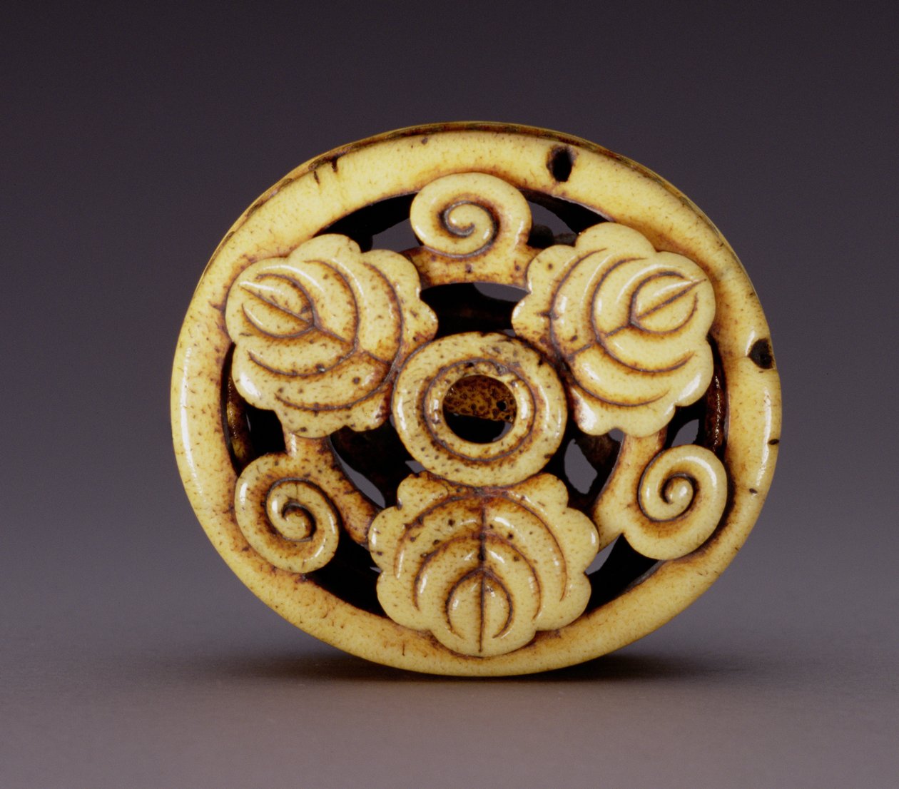Netsuke doboz formájában (hako) 1870 körül (szarvas agancs) (a fedelet lásd: 195498) alkotó: Ozaki Kokusai