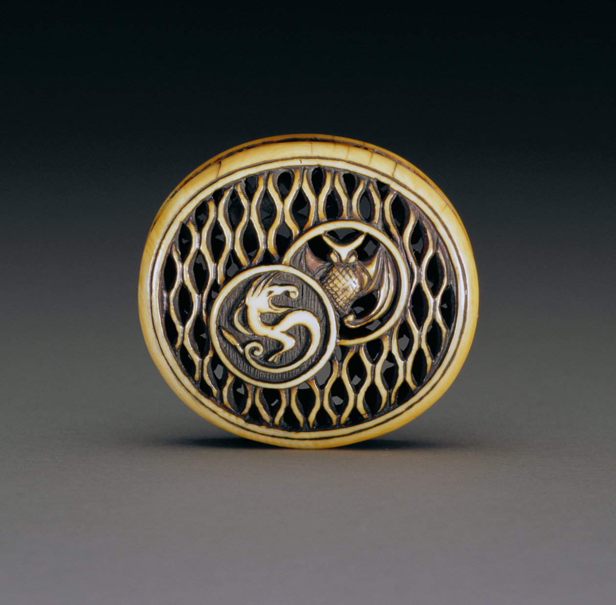 Egy netsuke előlapja, 1870 körül (a hátlapot lásd 195486) alkotó: Ozaki Kokusai