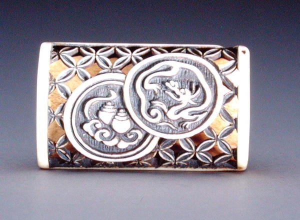 Netsuke áttört mintával, 1870 körül (szarvasagancs) (208395 előlapja) alkotó: Ozaki Kokusai
