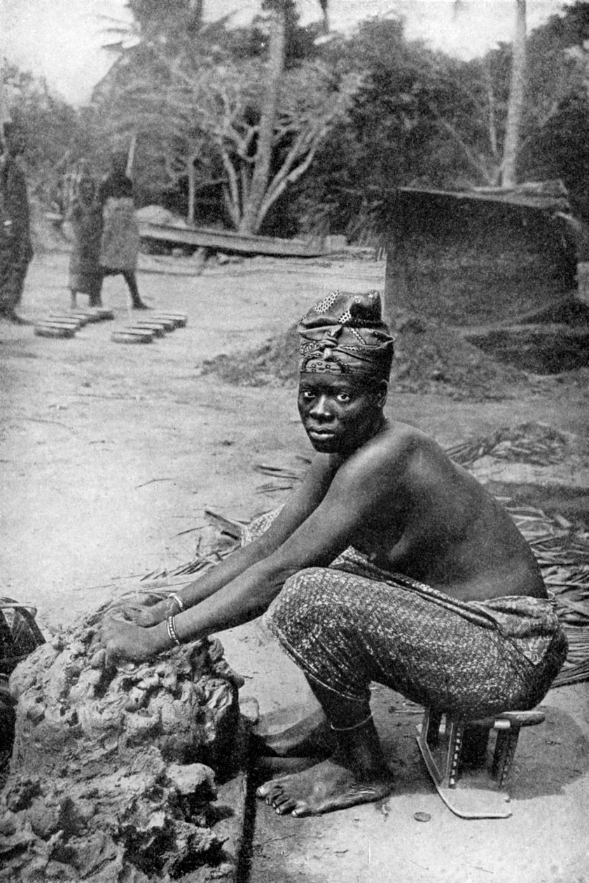 Egy aranyparti fazekas és agyagja, Ghána, Nyugat-Afrika, 1922. alkotó: P. A. McCann
