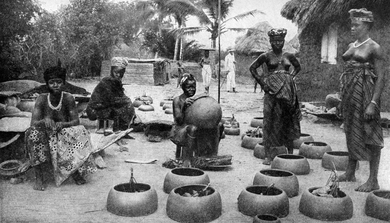 Fanti nők cserépedényeket készítenek, Elmina, Ghána, 1922. alkotó: P. A. McCann